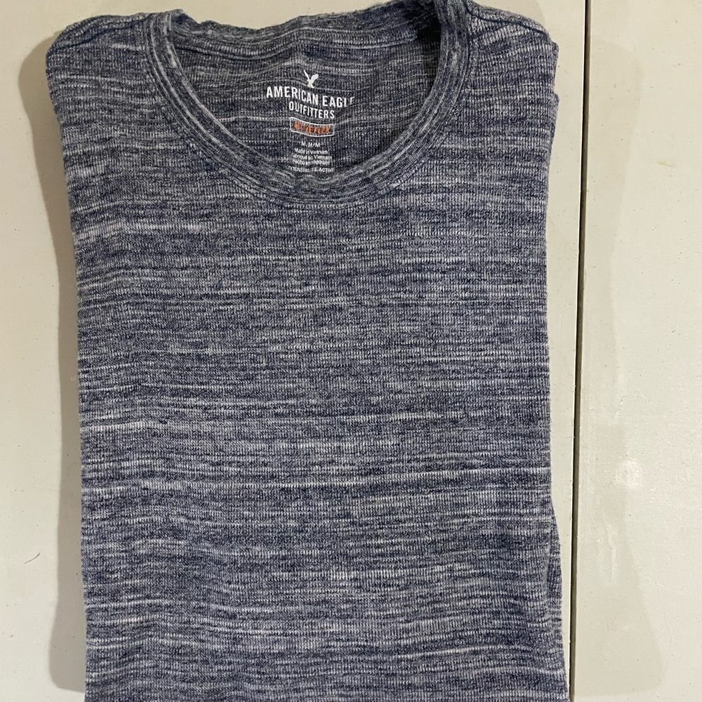 men’s American Eagle Outfitters long sleeve top